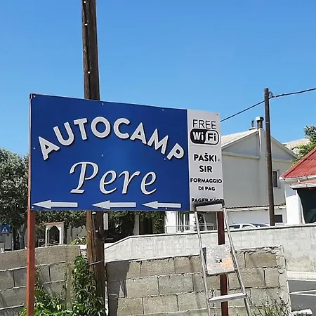 Camp Pere باغ