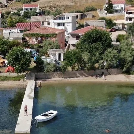 مكان تخييم Camp Pere باغ